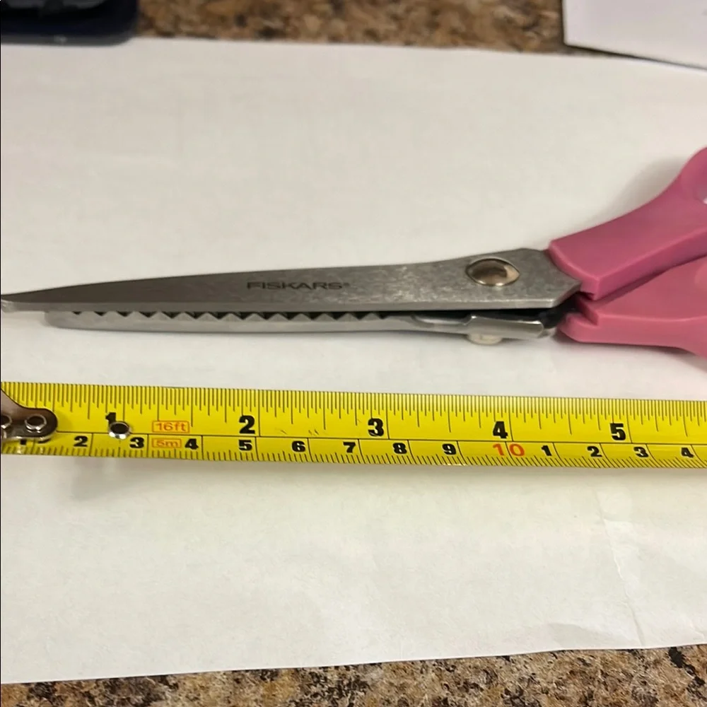 Fiskars Full Size Pinking Shears EUC - Picture 2 of 4